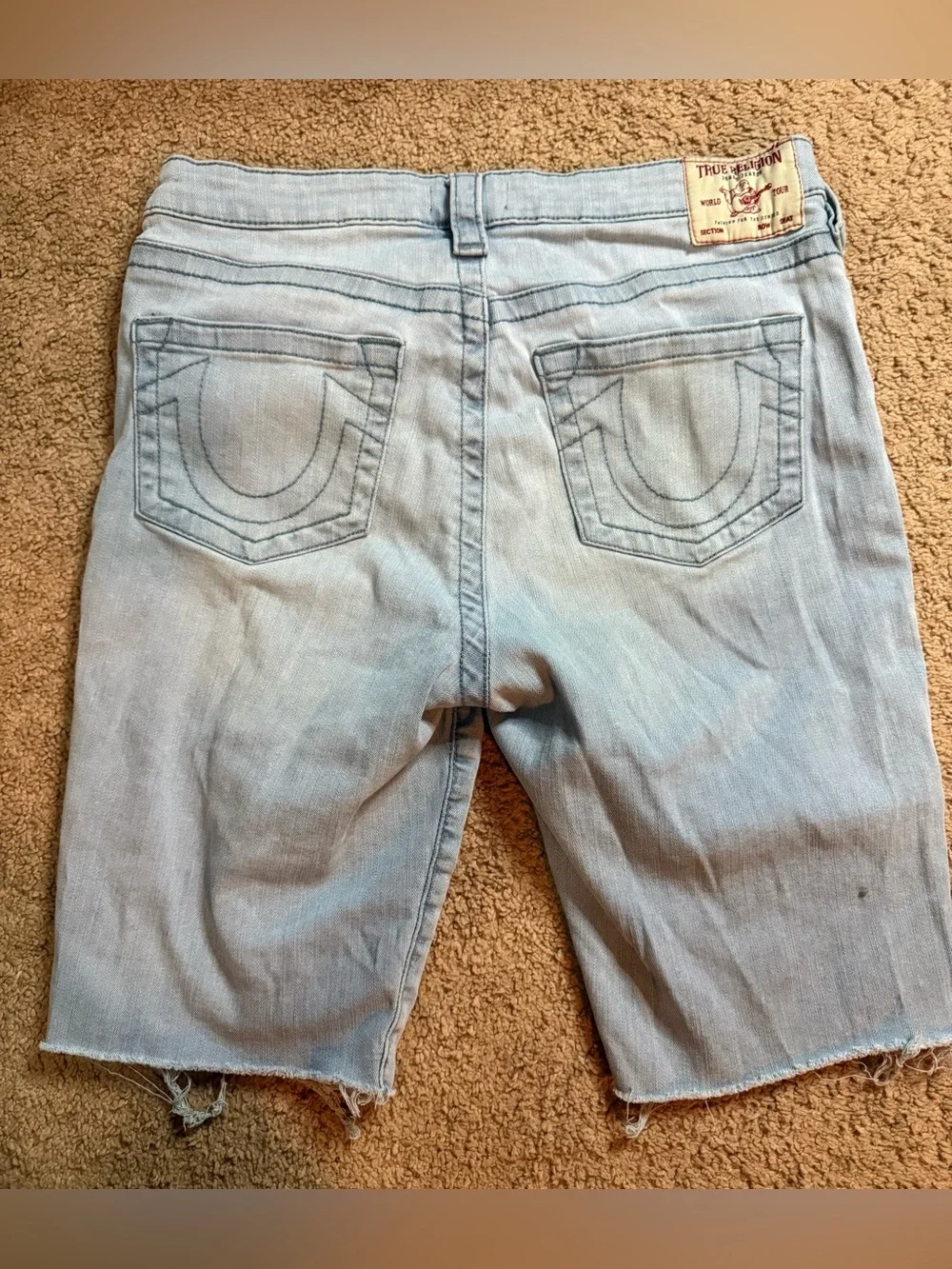 Men’s True Religion Riley knee-length light wash denim shorts Size 30